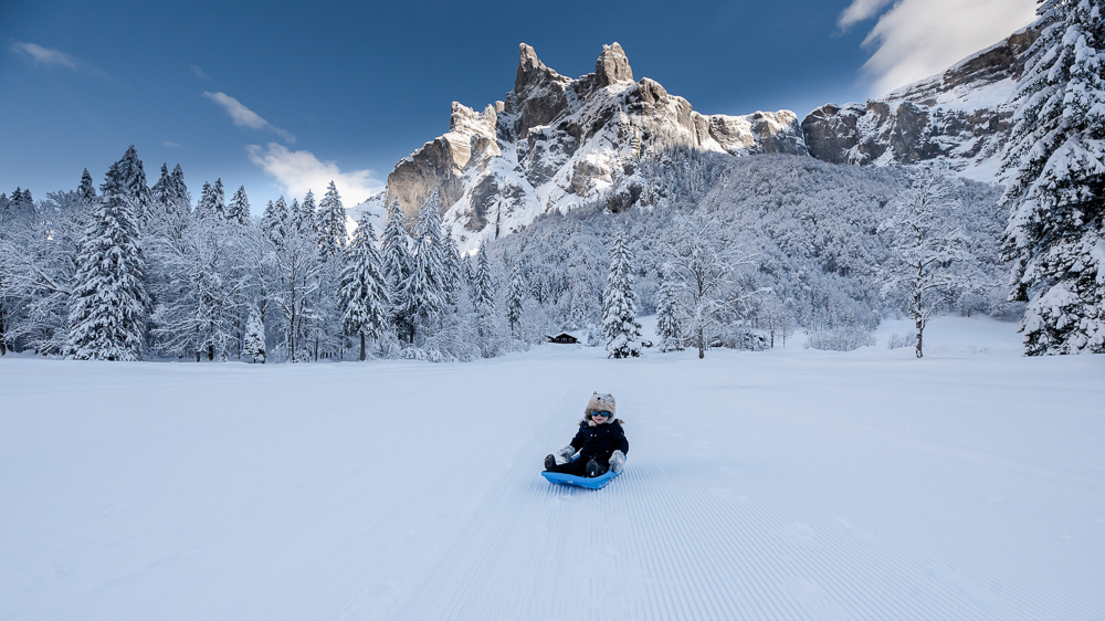 Lors de cette séance photo famille réalisée au Cirque du Fer-à-Cheval à Sixt, les parents accompagnent leur enfant dans un moment simple et authentique au cœur de la nature. Ce lieu emblématique de la vallée du Giffre offre un décor grandiose entre montagnes et prairies, idéal pour des photos de famille pleines d’émotion et de douceur en Haute-Savoie.