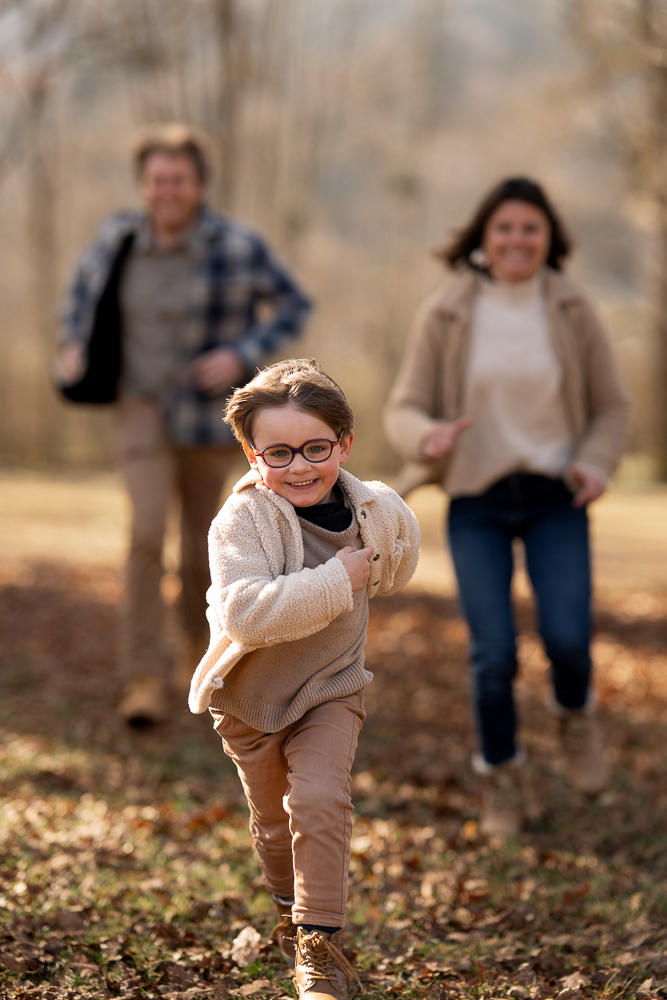 enfant courant avec leurs parents lors d’une séance photo famille en extérieur à Samoëns vallée du Giffre