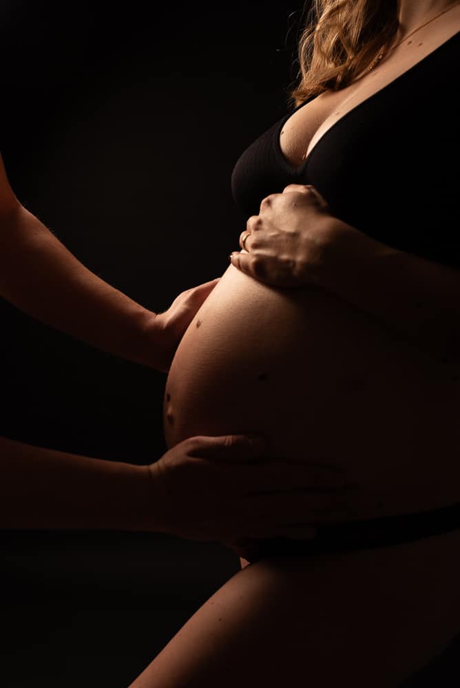 Séance grossesse artistique Annecy Photographe maternité Haute-Savoie Photo artistique de ventre de femme enceinte lors d’une séance grossesse en studio en Haute-Savoie