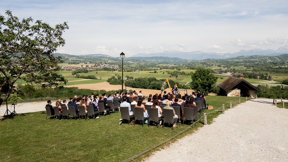 ceremonie-mariage-chateau-palud-haute-savoie Cérémonie de mariage en extérieur au Château de la Palud près d’Annecy en Haute-Savoie