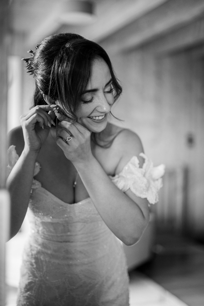 maquillage-mariee-mariage-samoen Mariée en train de se préparer avant son mariage à Samoëns en Haute-Savoie photographiée par Élise Morgand