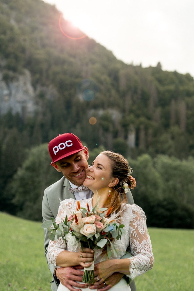 mariage-couple-chatillon-sur-cluse-haute-savoie jpg-3 Couple de mariés en séance photo à Châtillon-sur-Cluses en Haute-Savoie photographié par Élise Morgand