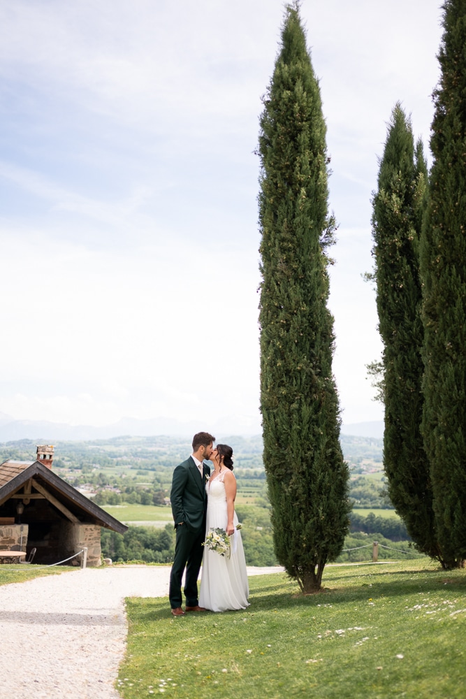 Photo de couple élégante au Château de la Palud près d’Annecy lors d’un mariage en Haute-Savoie