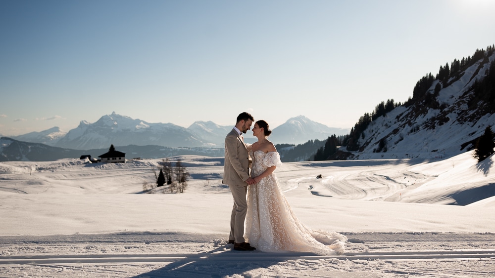 mariage-romantique-samoens-haute-savoie-2 Couple de mariés dans les montagnes enneigées à Samoëns en Haute-Savoie photographié par Élise Morgand