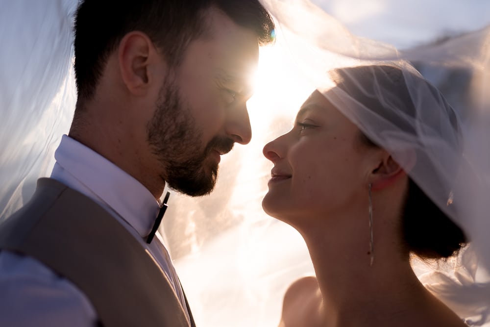 mariage-romantique-samoens-haute-savoie-3 Couple de mariés au coucher du soleil à Samoëns en Haute-Savoie photographié par Élise Morgand