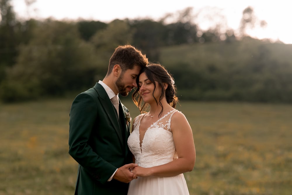 photo-couple-romantique-coucher-soleil-haute-savoie Photo de couple romantique au coucher du soleil lors d’un mariage en Haute-Savoie