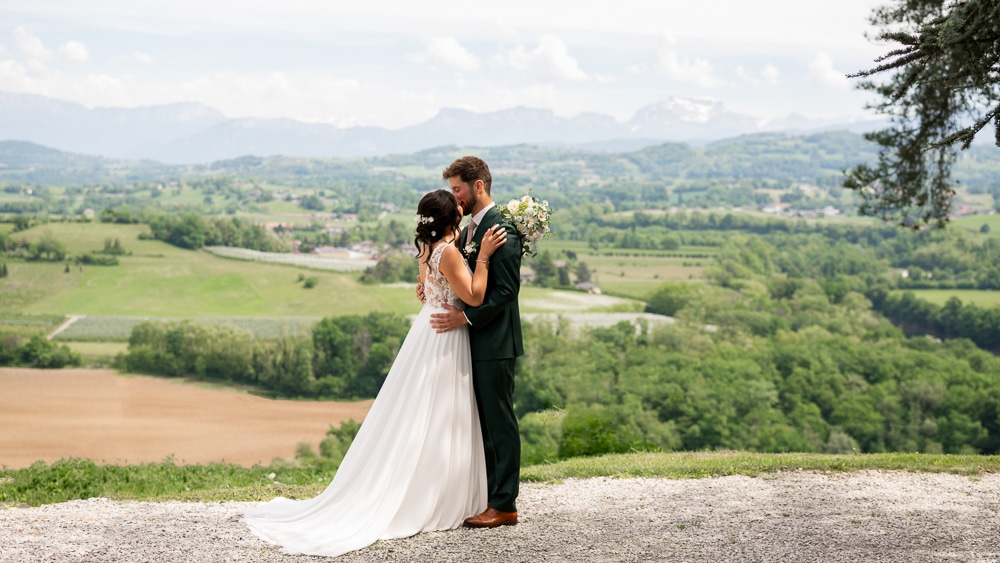 Photographe mariage Annecy au Château de la Palud séance couple romantique avec vue panoramique en Haute-Savoie