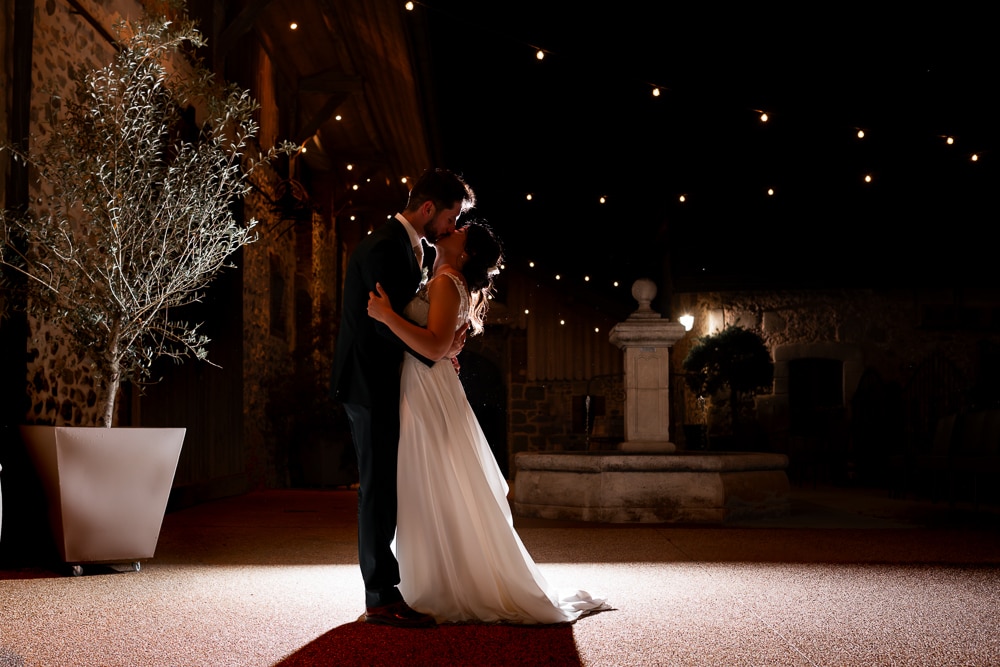 photographe-mariage-chateau-annecy Photo de nuit romantique lors d’un mariage au Château de la Palud près d’Annecy