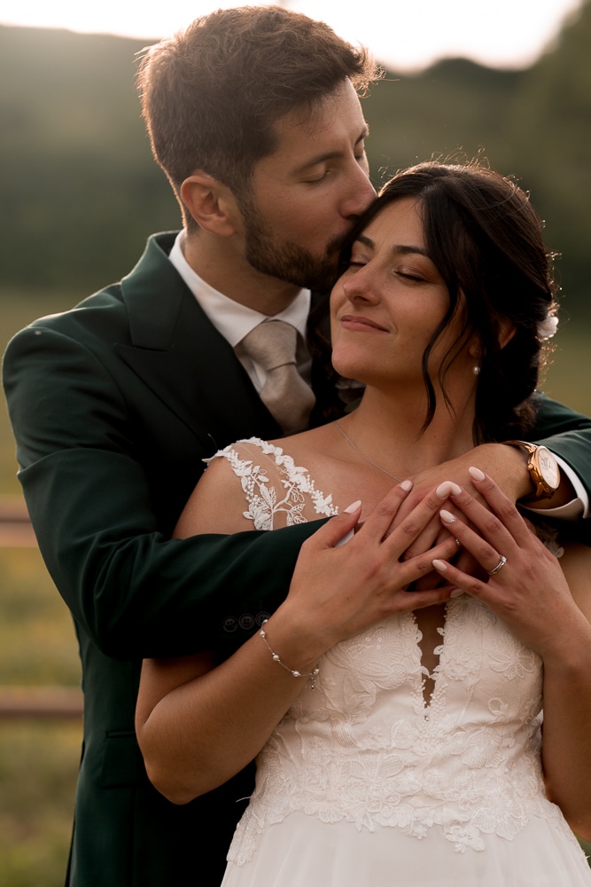 photographe-mariage-coucher-soleil-annecy Photo de couple au coucher du soleil lors d’un mariage au Château de la Palud près d’Annecy
