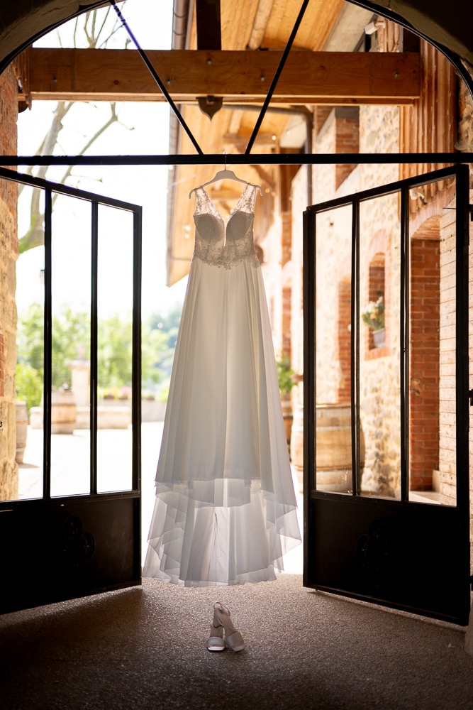 robe-mariee-chateau-palud-annecy Robe de mariée suspendue au Château de la Palud près d’Annecy avant le mariage en Haute-Savoie