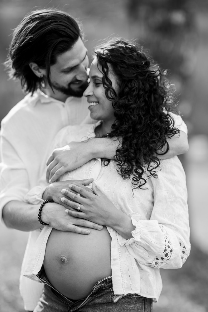 Séance grossesse en noir et blanc à Annemasse – Photographe maternité Haute-Savoie Couple lors d’une séance photo grossesse en noir et blanc en Haute-Savoie