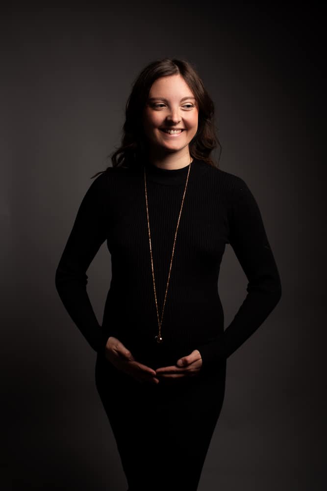 Portrait grossesse artistique à Annemasse – Photographe maternité Haute-Savoie Portrait artistique de femme enceinte lors d’une séance photo grossesse en studio en Haute-Savoie