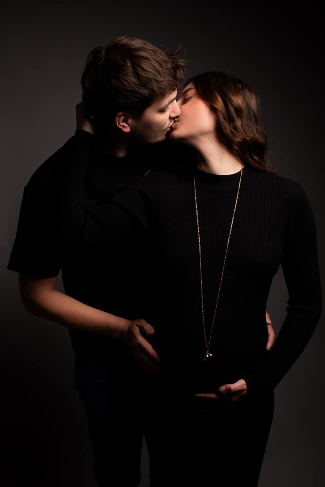 Séance maternité artistique à Annemasse – Photographe grossesse Haute-Savoie Couple lors d’une séance photo maternité artistique en studio en Haute-Savoie