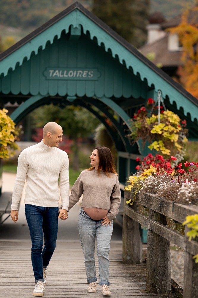 Séance grossesse à Talloires Photographe Annecy Haute-Savoie Couple se promenant à Talloires lors d’une séance photo grossesse au lac d’Annecy en Haute-Savoie