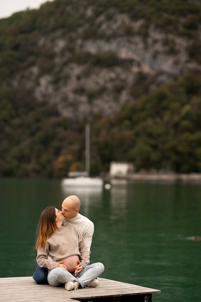 Séance grossesse au lac d’Annecy Photographe maternité Haute-Savoie Couple lors d’une séance photo grossesse au bord du lac d’Annecy en Haute-Savoie