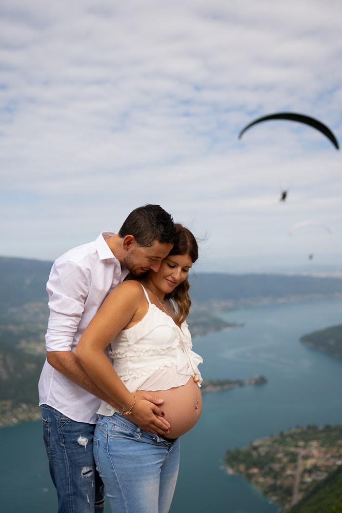 Séance grossesse au col de la Forclaz Photographe Annecy Haute-Savoie Couple lors d’une séance photo grossesse au-dessus du lac d’Annecy au col de la Forclaz en Haute-Savoie