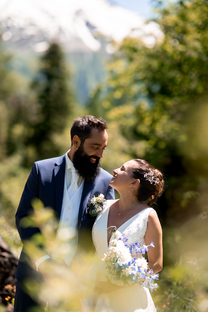 Couple de mariés à Chamonix – Photographe de mariage en Haute-Savoie Couple de mariés échangeant un regard complice lors d’une séance photo de mariage à Chamonix, en Haute-Savoie.