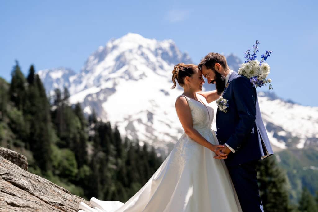 Mariés lors d’une séance photo de mariage à Chamonix face au Mont-Blanc, réalisée par une photographe de mariage en Haute-Savoie.