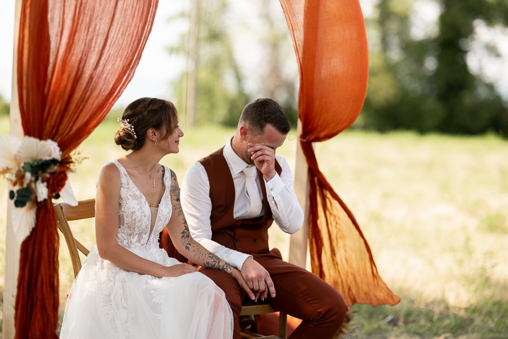 Instant d’émotion pendant une cérémonie de mariage-2 Émotion des mariés pendant leur cérémonie laïque en Savoie, capturée par une photographe de mariage à Samoëns.