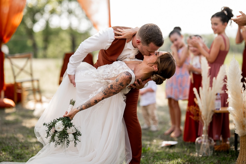 Instant d’émotion pendant une cérémonie de mariage-8 Les mariés s’embrassent avec émotion sous les applaudissements de leurs proches lors d’une cérémonie laïque en Haute-Savoie.