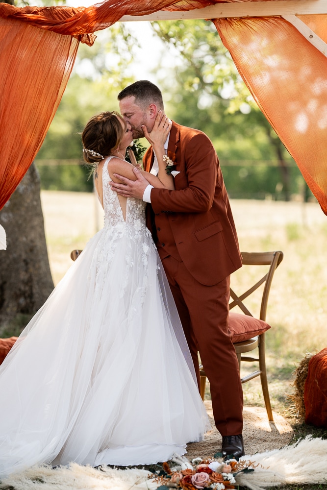 Premier baiser des mariés lors d’une cérémonie laïque en Haute-Savoie, photographié par une photographe de mariage en Haute-Savoie