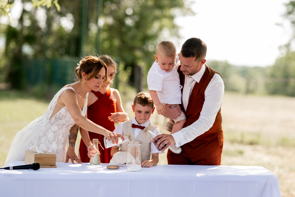 Rituel pendant une cérémonie de mariage Les mariés et leurs enfants participent au rituel du sable lors d’une cérémonie laïque en Haute-Savoie.