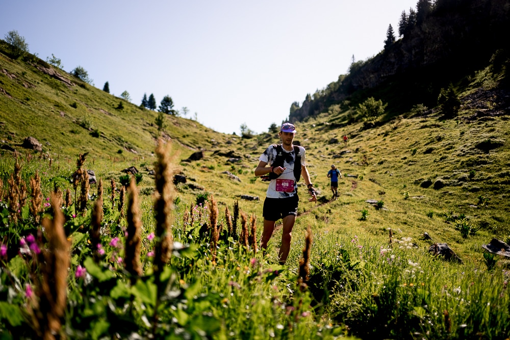 Coureur de trail lors de l’UTHG en Haute-Savoie Coureur de trail pendant l’UTHG dans les montagnes de Haute-Savoie, au cœur de la Vallée du Giffre