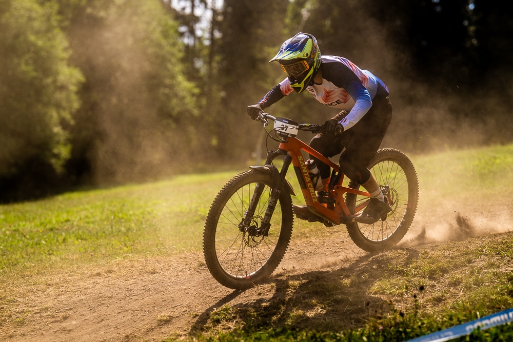 enduro-world-cup-morillon-haute-savoie-photographe-sportif-vtt Pilote de VTT Enduro en pleine descente lors de l’Enduro World Cup à Morillon en Haute-Savoie