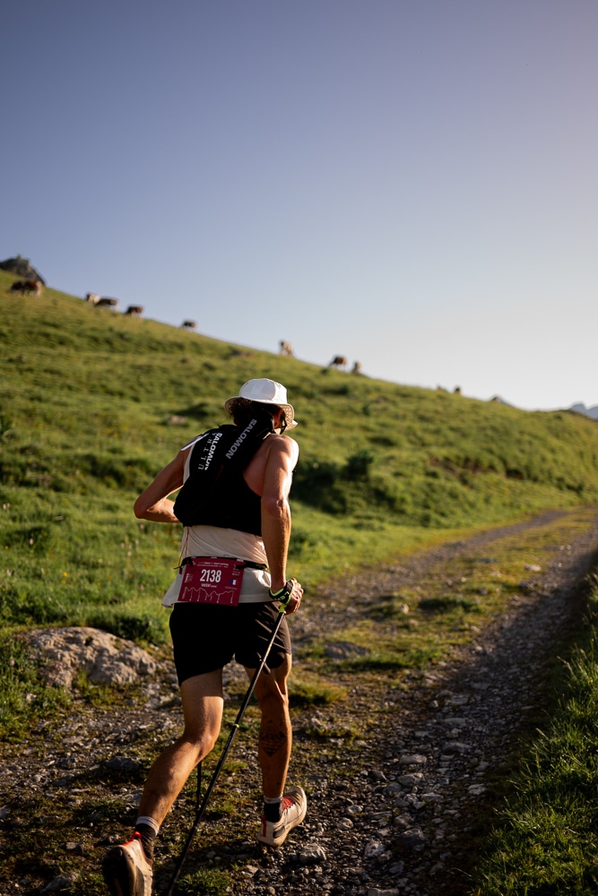 trail-uthg-samoens-haute-savoie-course-montagne-reportage-sportif Coureur de trail en montée lors de l’UTHG à Samoëns dans les montagnes de Haute-Savoie